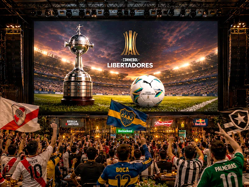 Hinchas disfrutando de comida y tragos durante la Copa Libertadores en Titanium Arena